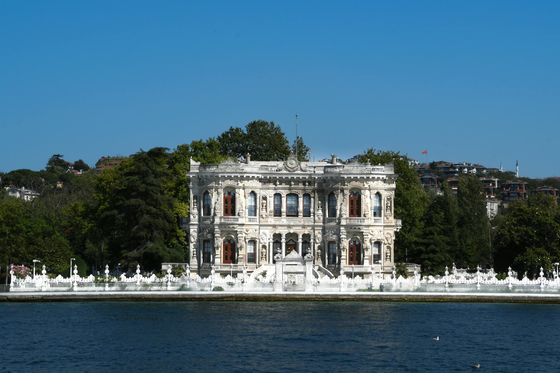 Vista panorámica del Palacio de Küçüksu desde el ferry que recorre el Bósforo.