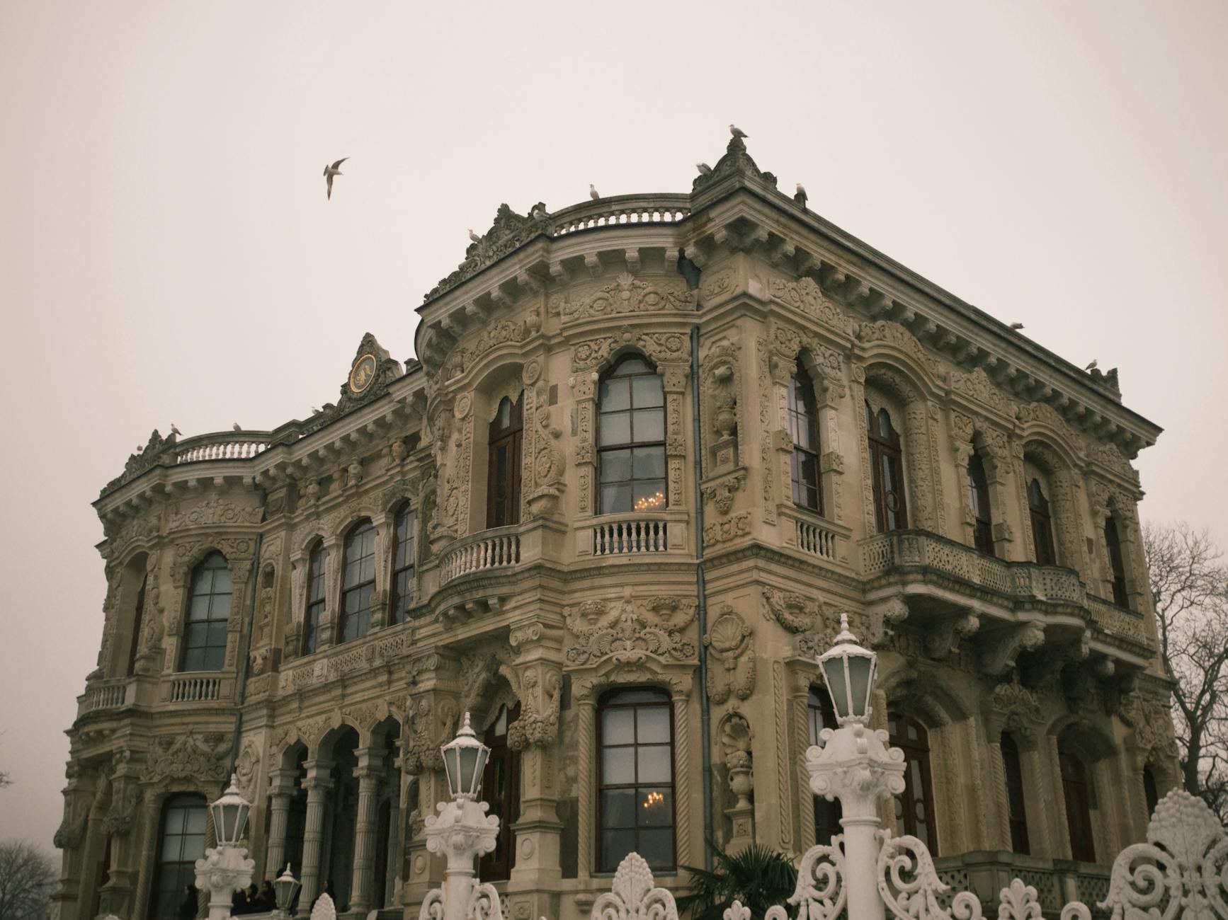 Vista exterior del impresionante Pabellón de Küçüksu en la orilla de Beykoz.