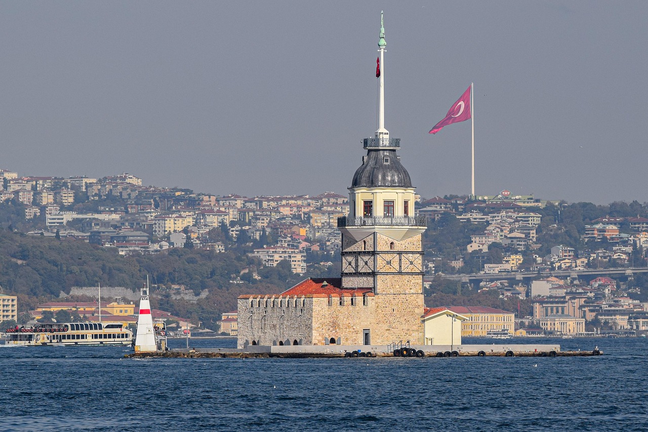 Detalle arquitectónico de la Torre de la Doncella con la ciudad de Estambul de fondo.