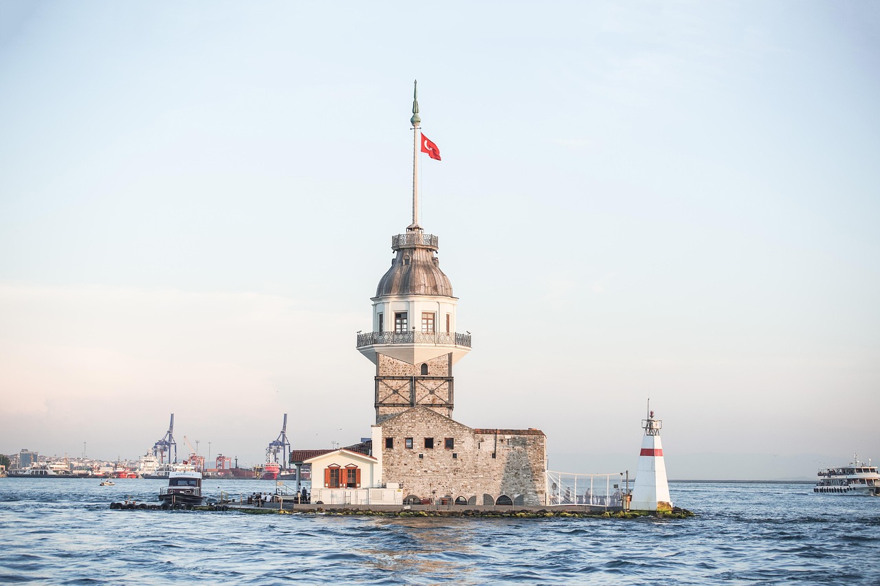 Vista panorámica de la icónica Torre de la Doncella en el mar de Mármara.