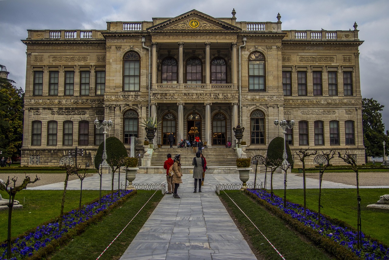 Fachada principal del Palacio de Dolmabahçe con jardines y flores en Estambul.