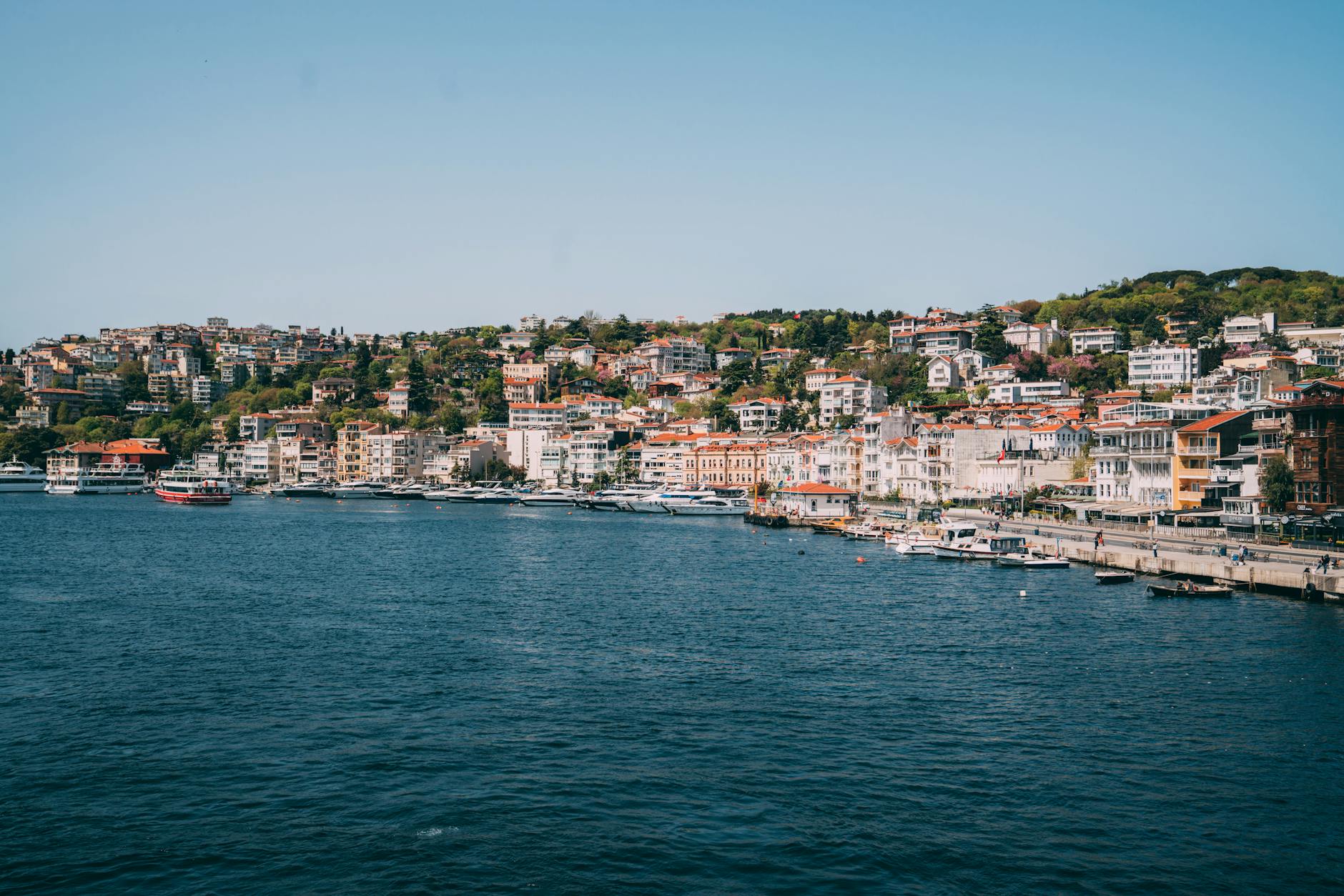 Puerto deportivo de Sarıyer con barcos recreativos y edificios en la costa.