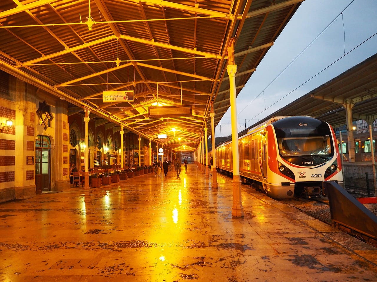 Tren del servicio Marmaray detenido en el andén de la estación de Sirkeci.