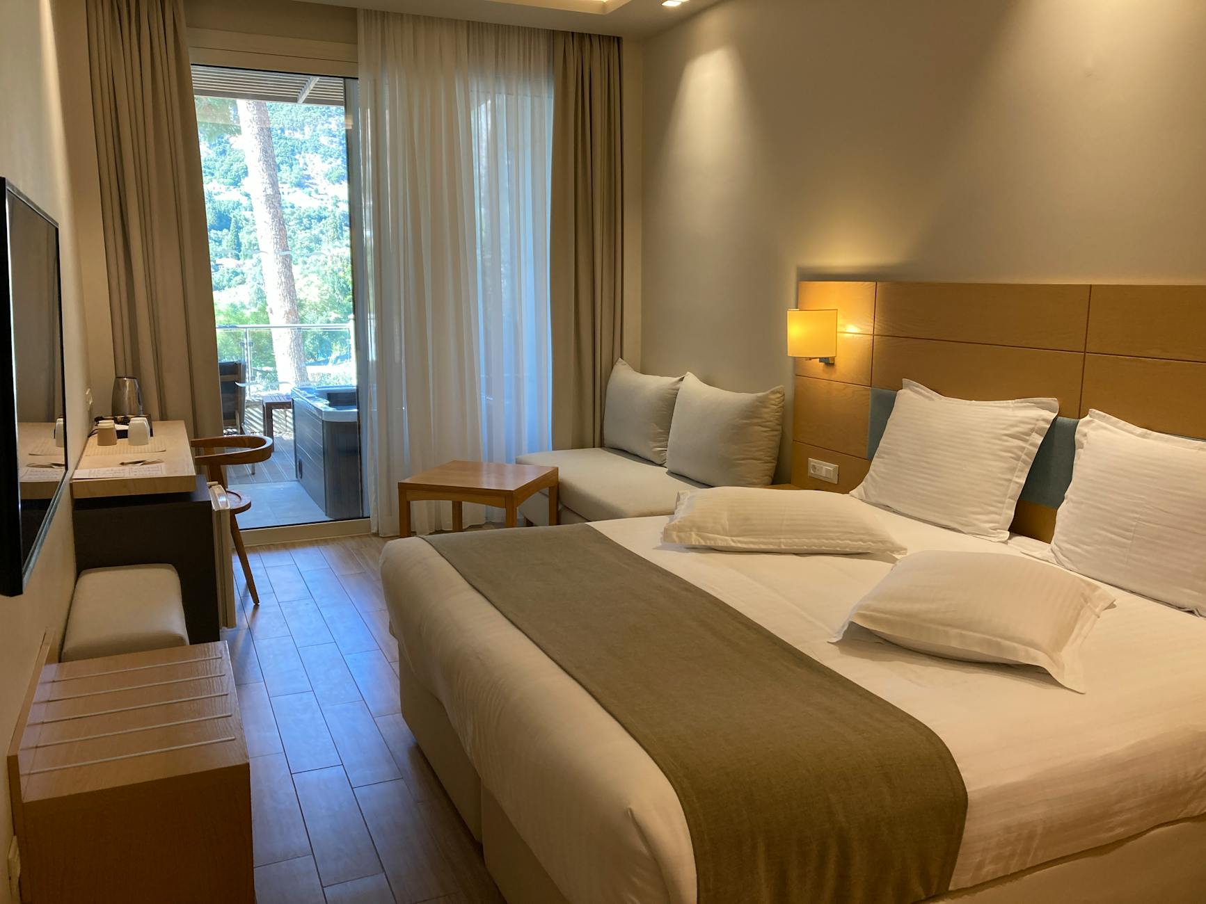 Habitación de hotel moderna y luminosa lista para recibir a los turistas.