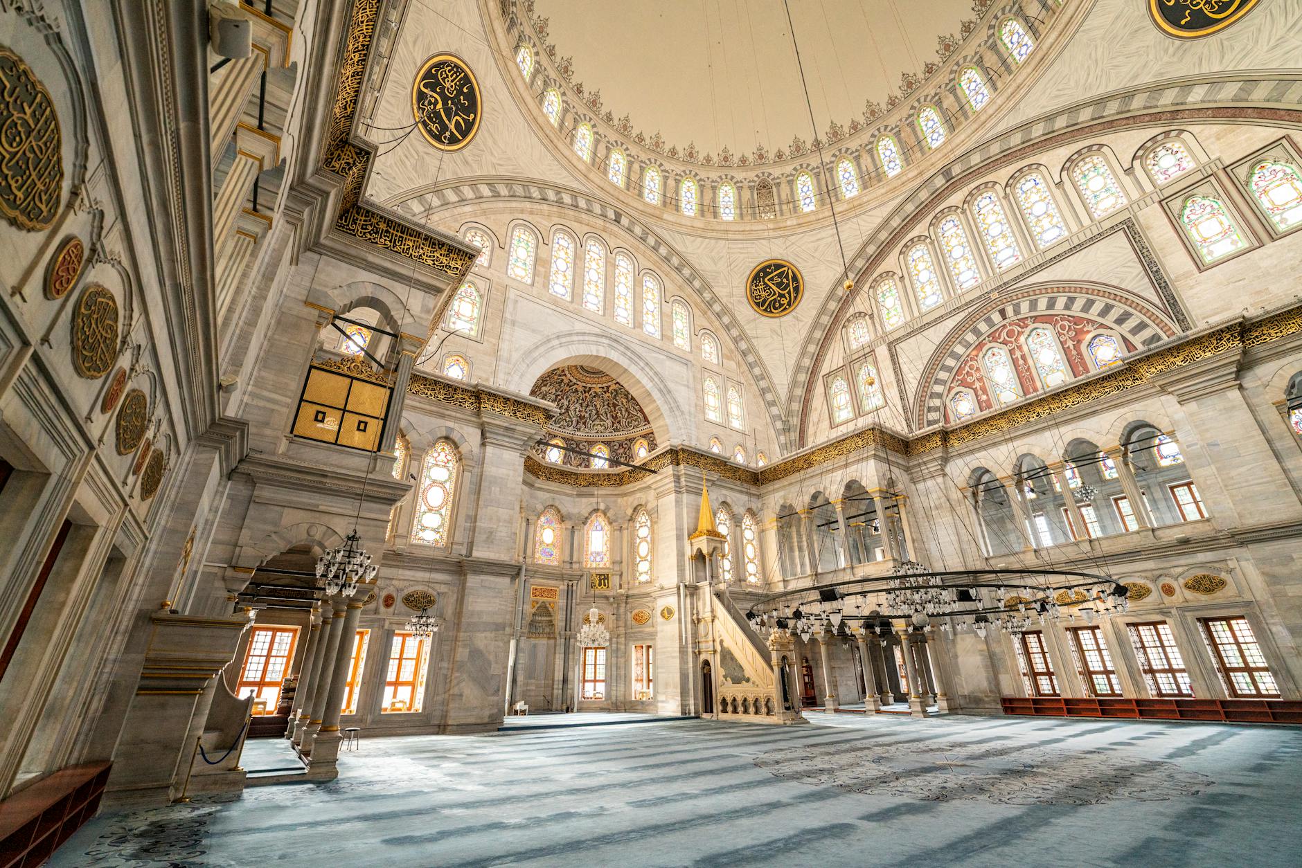 El impresionante interior barroco de la Mezquita de Nuruosmaniye con sus amplios ventanales.