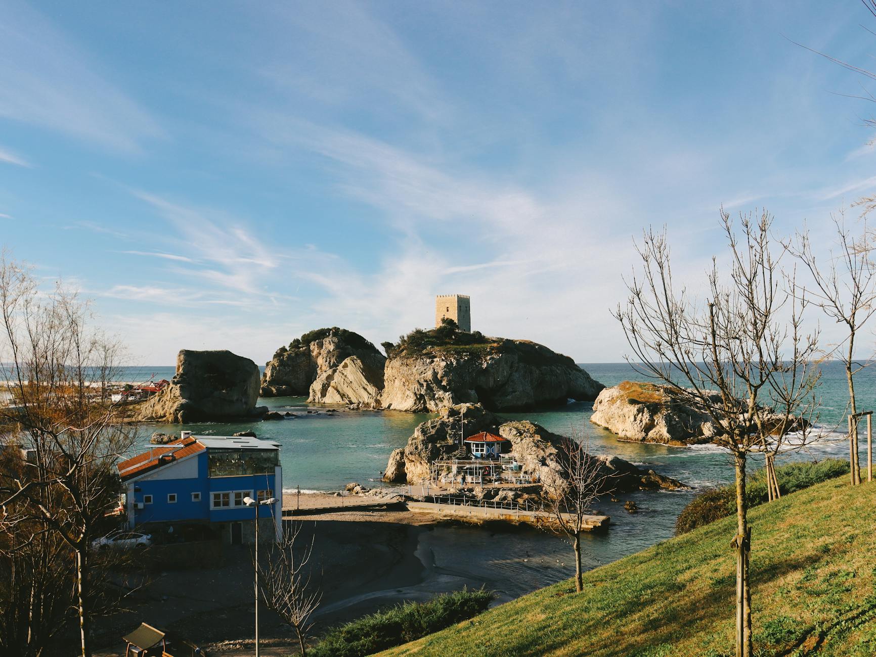 El castillo de Şile destaca sobre un promontorio rocoso junto al mar.