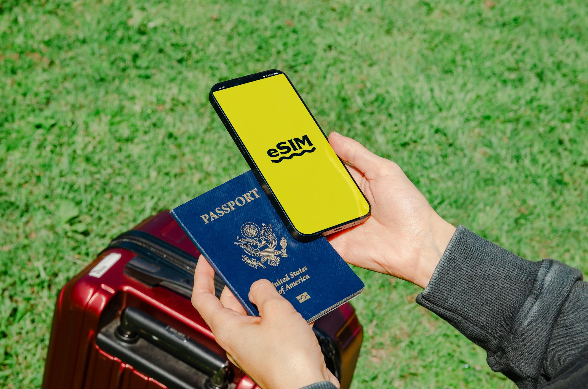 Pasaporte y teléfono con eSIM preparados para un viaje internacional al extranjero.