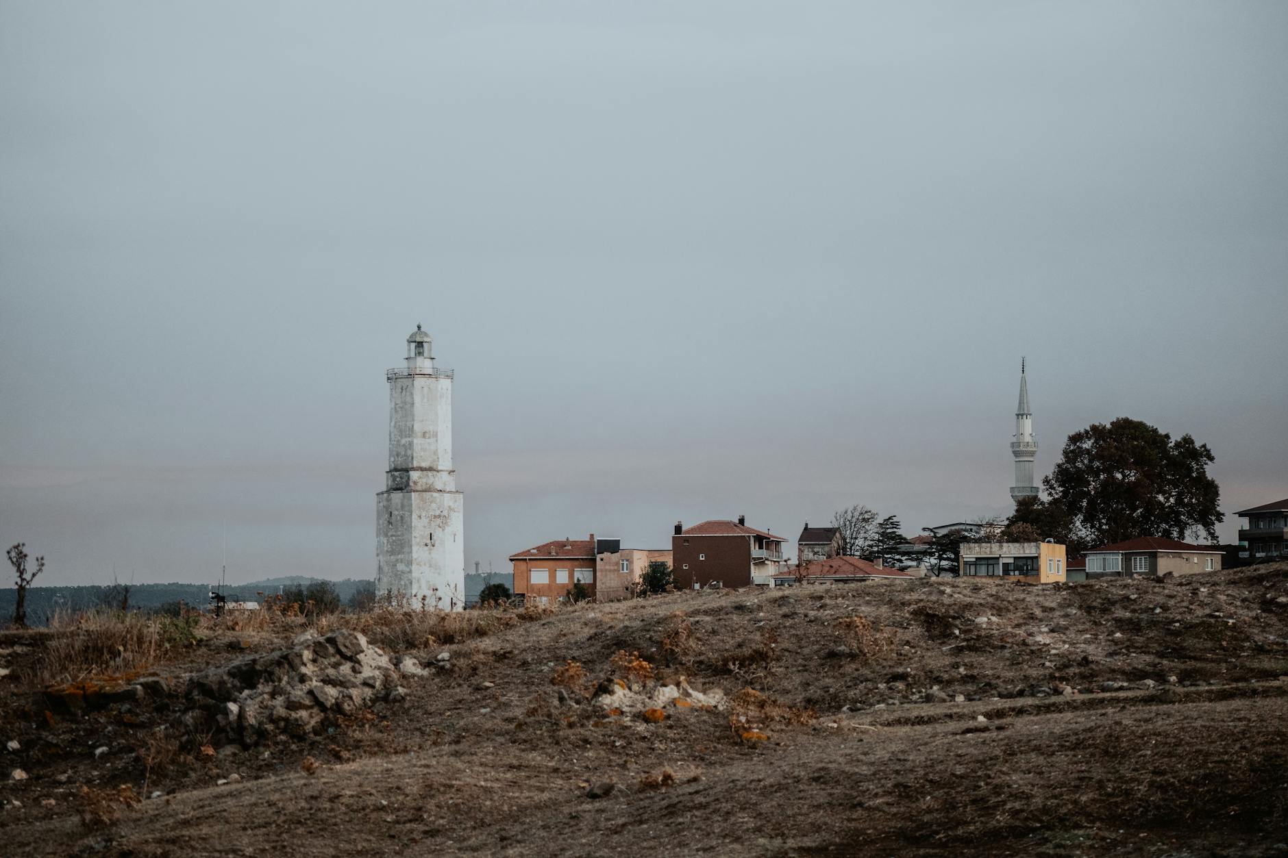 El pueblo de Rumeli Feneri con su faro histórico y la mezquita.