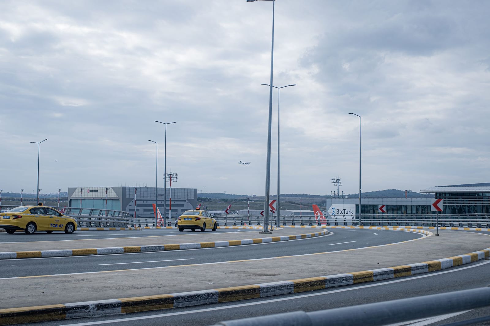 Taxis amarillos circulando por la carretera de acceso al aeropuerto Sabiha Gökçen.