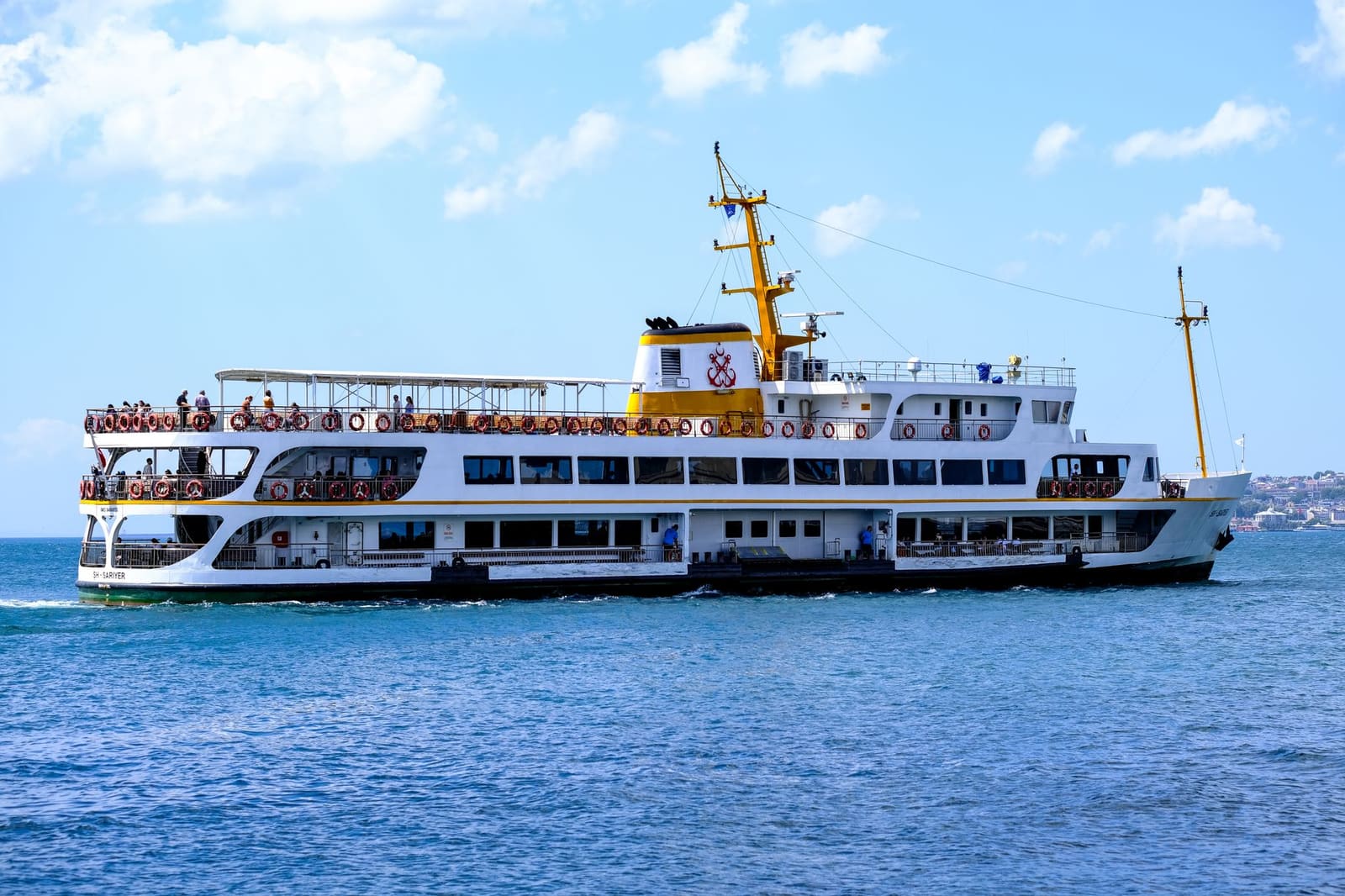 Ferry público de Şehir Hatları navegando por las aguas del Bósforo.