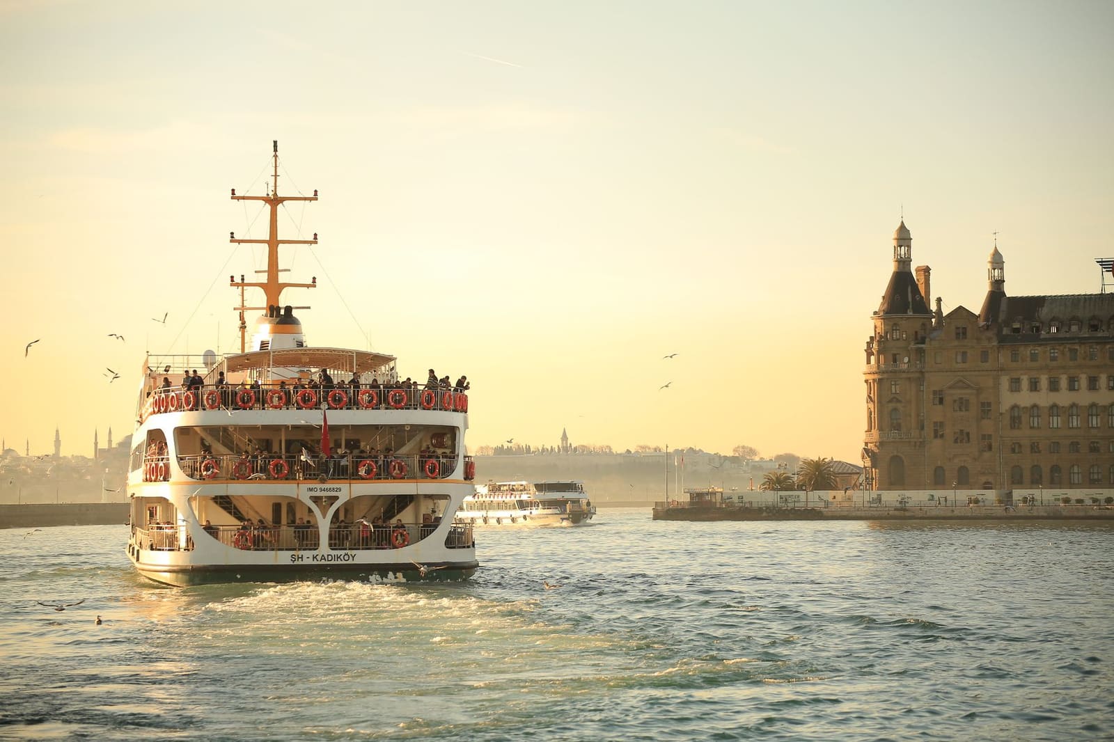 Ferry público de Şehir Hatları navegando por el Bósforo frente a Haydarpaşa.
