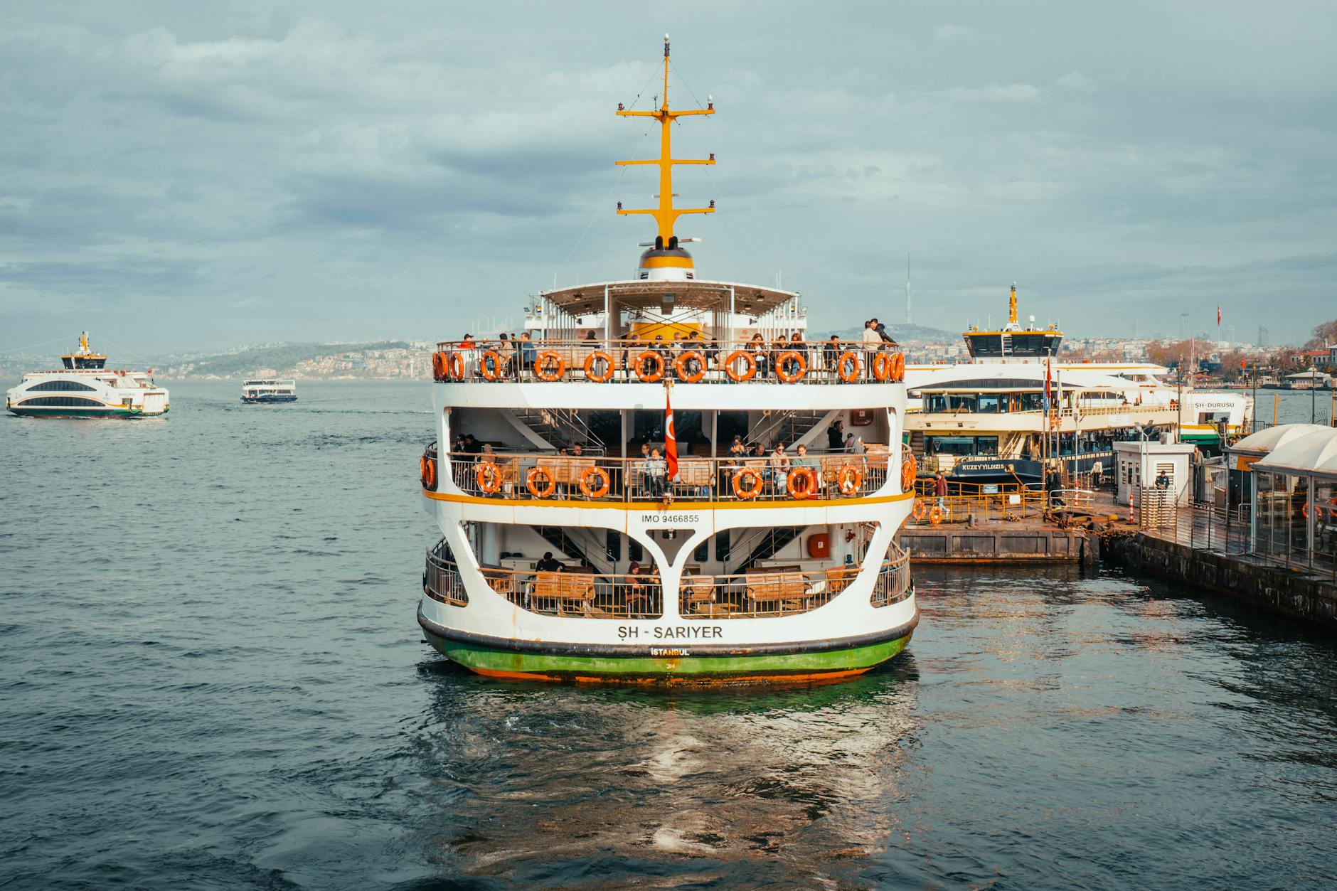 Ferry de transporte público con el nombre de Sarıyer en su popa.