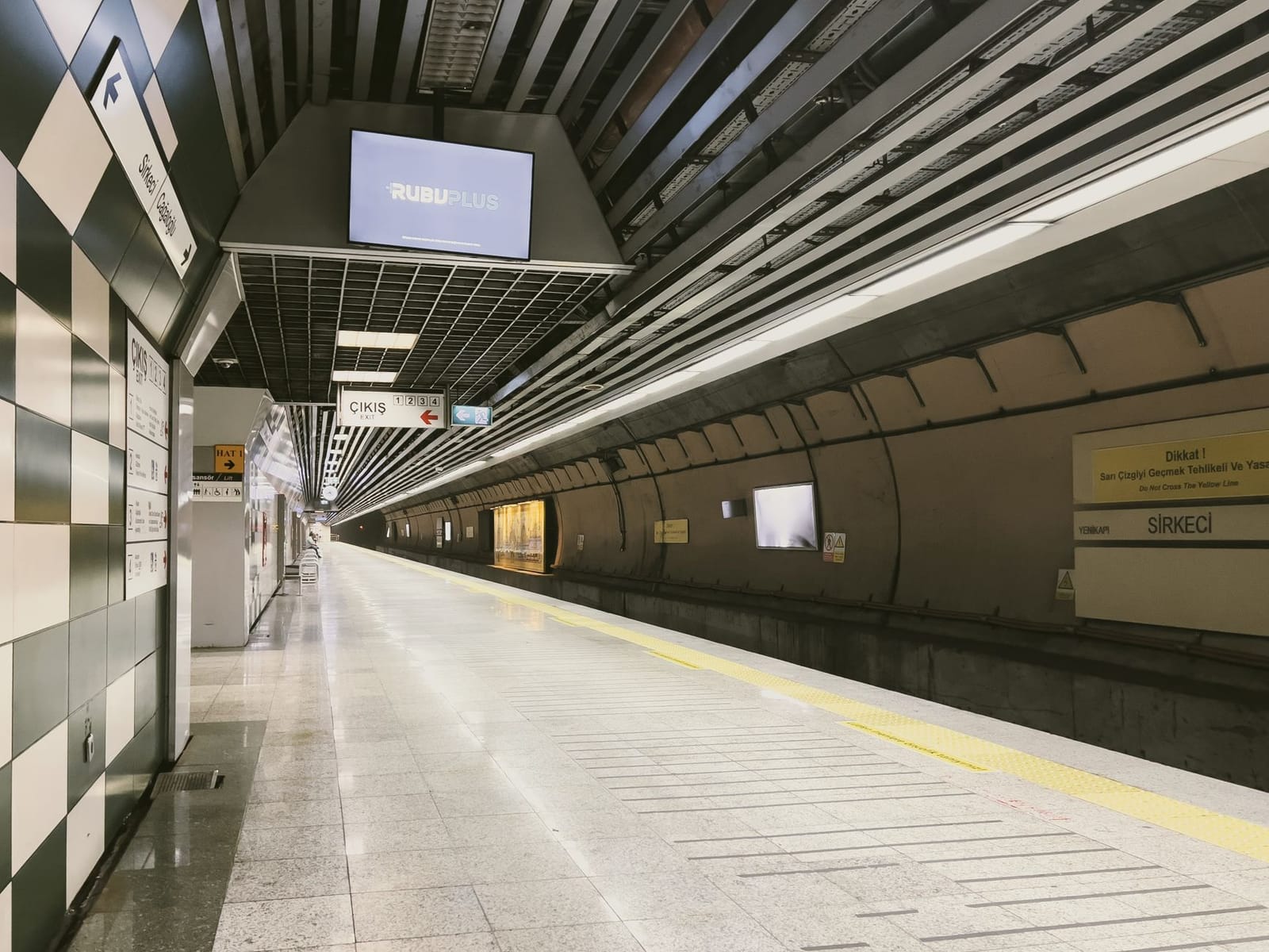 Andén subterráneo de la estación de Sirkeci en la línea Marmaray.