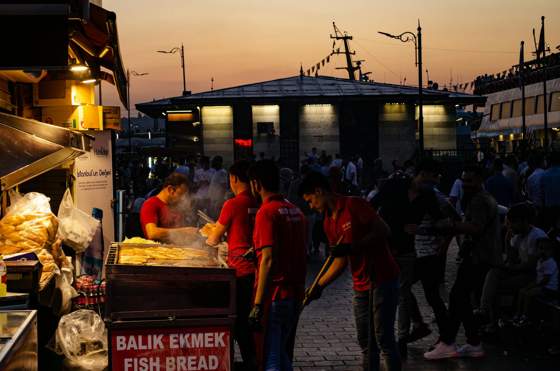 Dónde comer un buen Balık Ekmek en Eminönü y Karaköy con precios y consejos locales