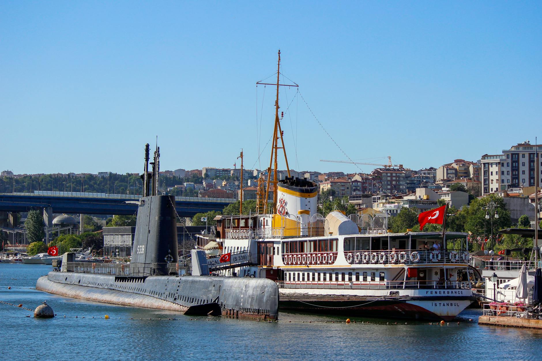 Un submarino y el vapor Fenerbahçe atracados frente al Museo Rahmi Koç.