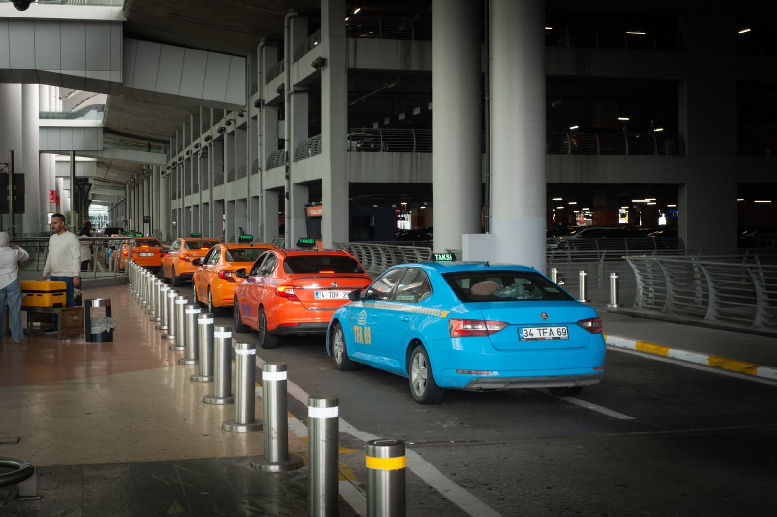 Fila de taxis disponibles frente a la terminal del aeropuerto Sabiha Gökçen.