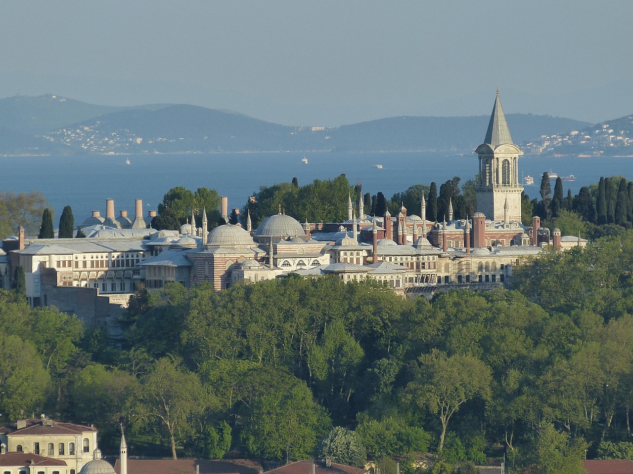 Vista elevada del complejo arquitectónico del Palacio de Topkapi y sus jardines.