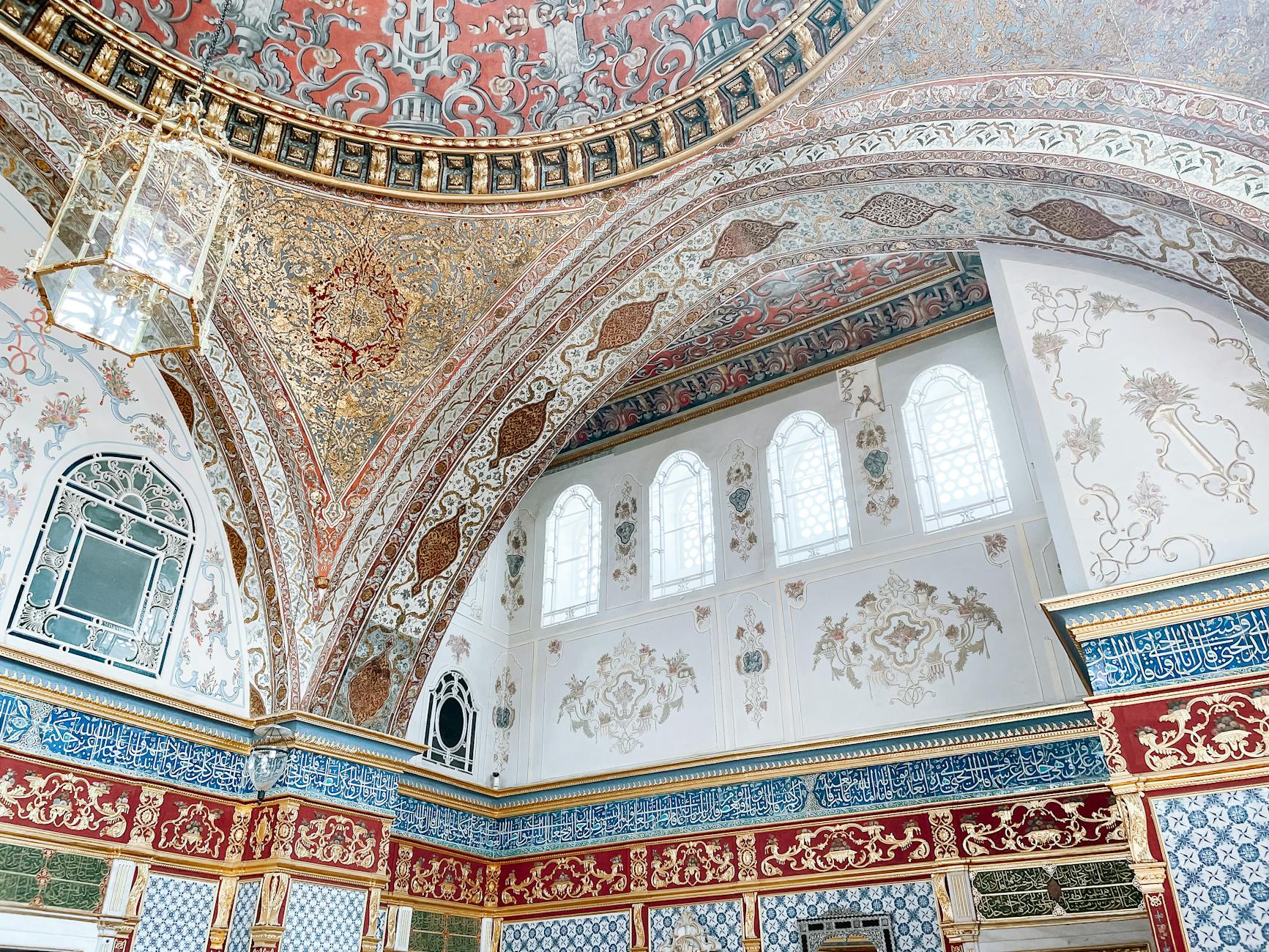 Decoración detallada con azulejos y frescos en el interior del Harén del Palacio Topkapi.
