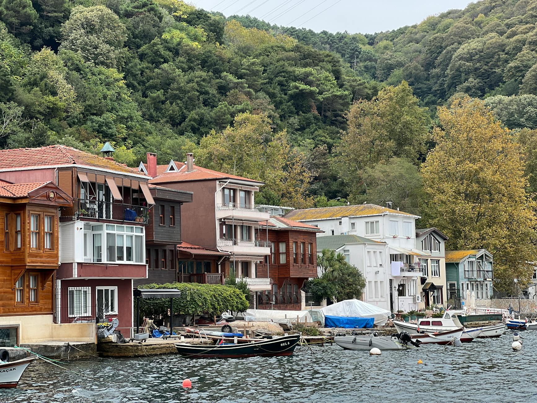 Vistas de casas tradicionales y pequeñas embarcaciones en el pueblo de Anadolu Kavağı