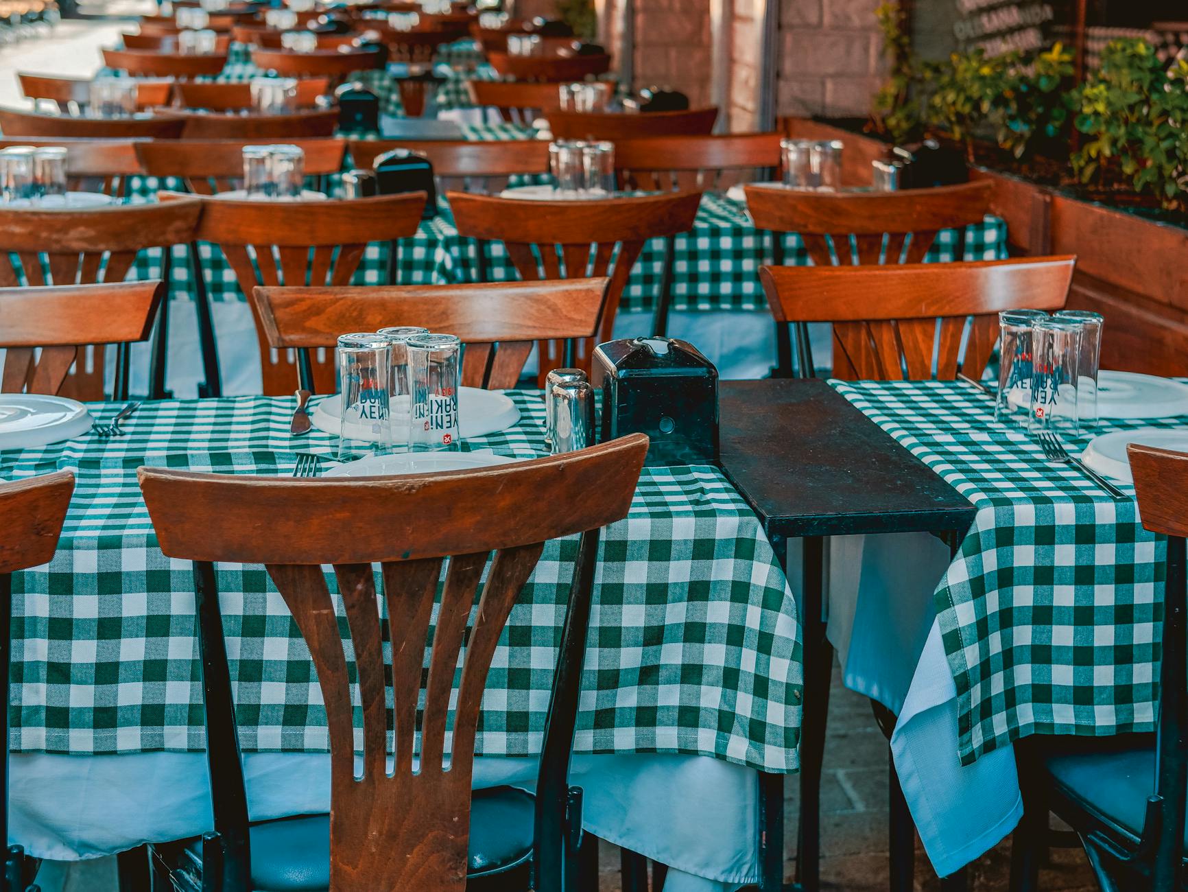 Mesas de un restaurante tradicional de pescado en el barrio de Kumkapı.