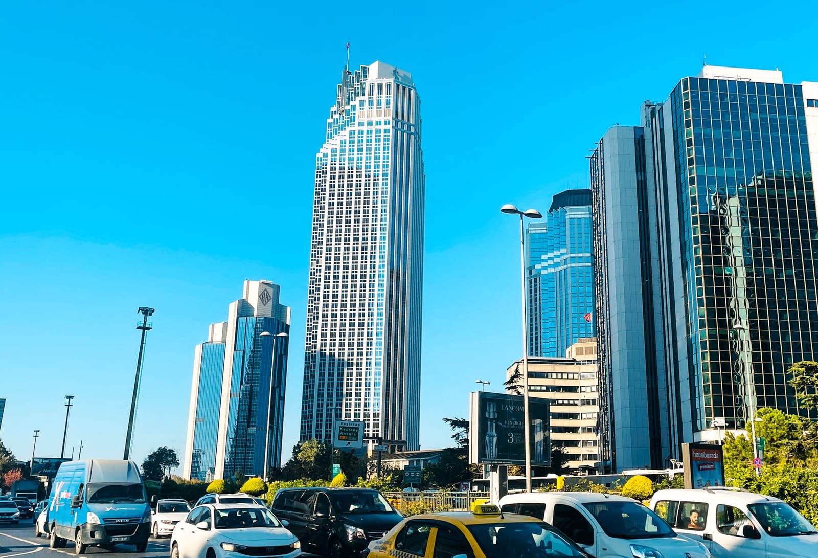 Tráfico denso y rascacielos modernos en una avenida principal de Estambul.