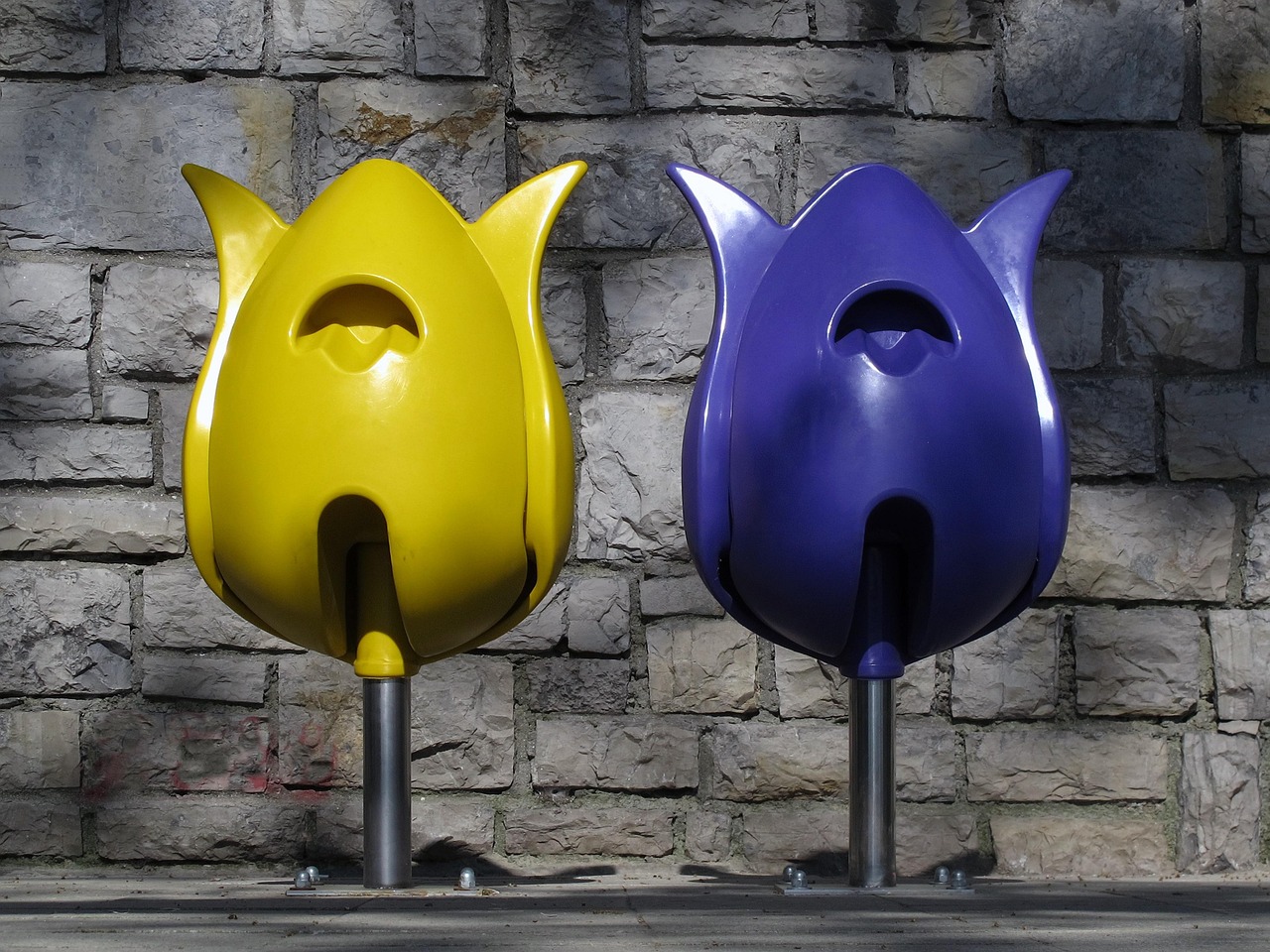 Papeleras decorativas con forma de tulipán en el Parque Emirgan durante el festival anual.