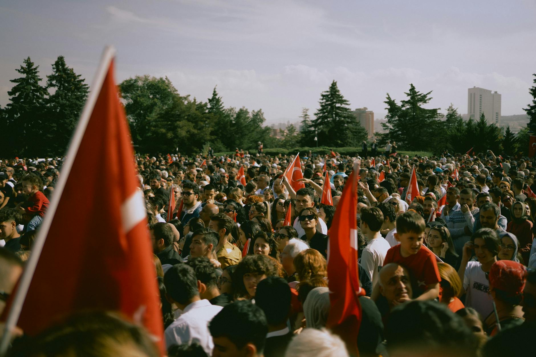 Miles de personas celebran un día festivo nacional ondeando banderas de Turquía en Estambul.