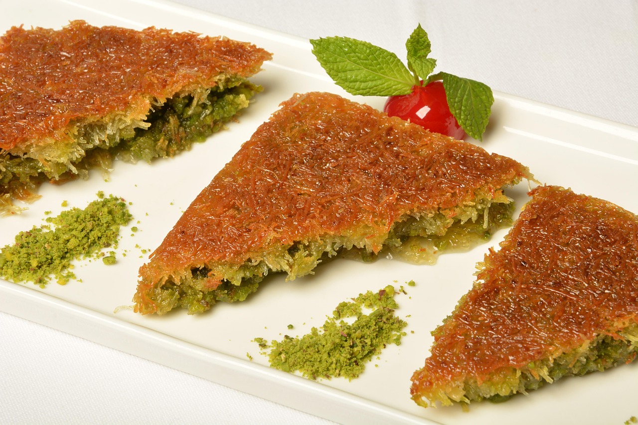 Tres porciones de kunefe turco con pistachos, postre típico para pagar en Estambul.