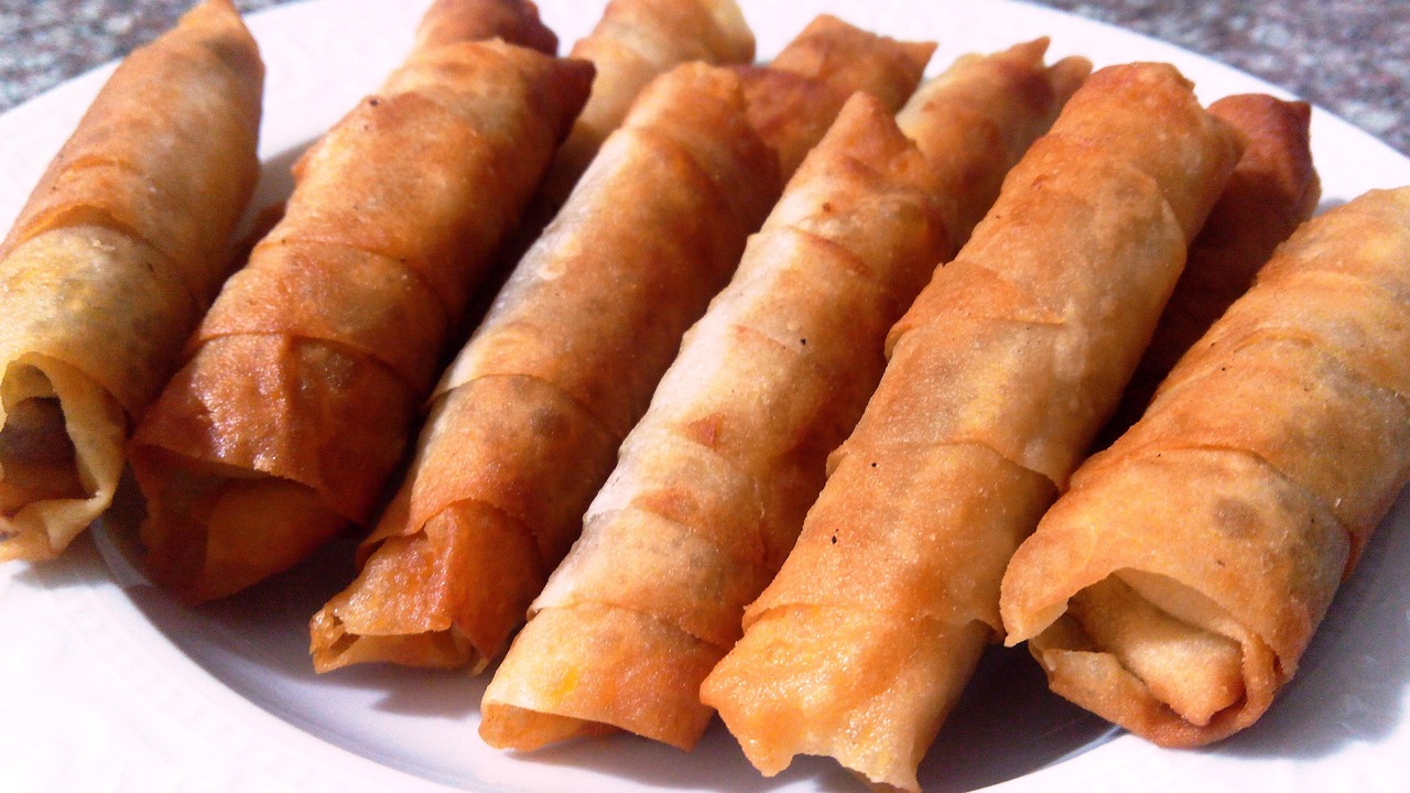 Varios rollitos crujientes de sigara böreği servidos en un plato blanco.