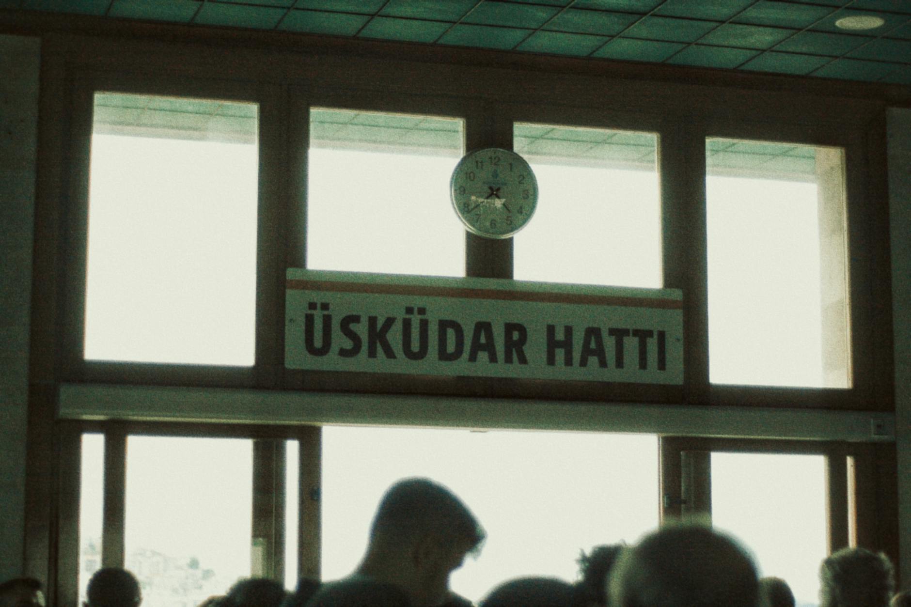 Letrero de la línea de ferry Üsküdar en la terminal de pasajeros de Estambul.