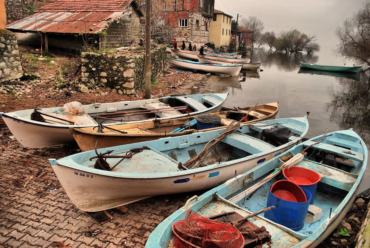 Barcas de pesca tradicionales a orillas de un lago en Bursa.