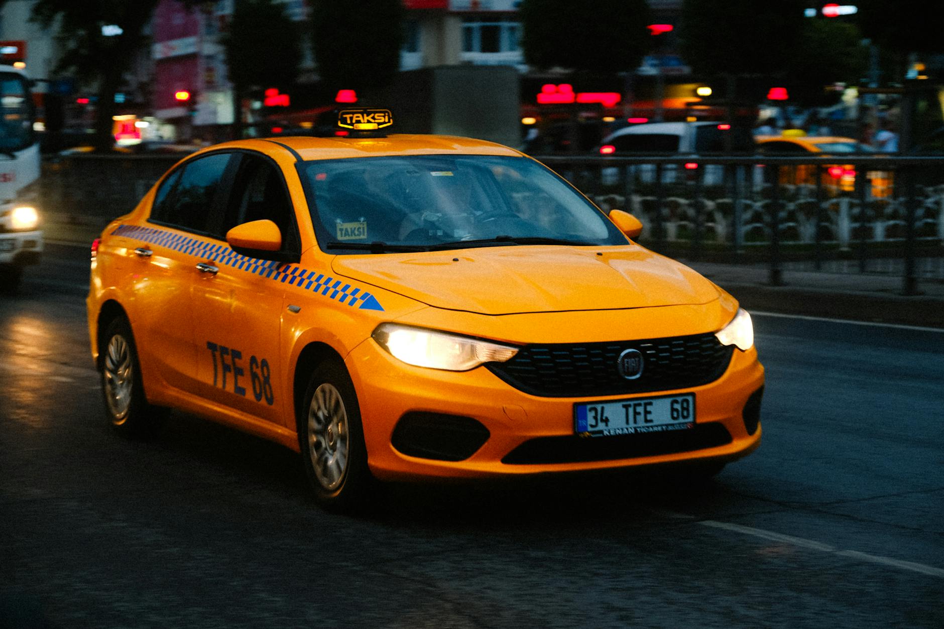 Vehículo de taxi amarillo circulando por las avenidas principales de Estambul.