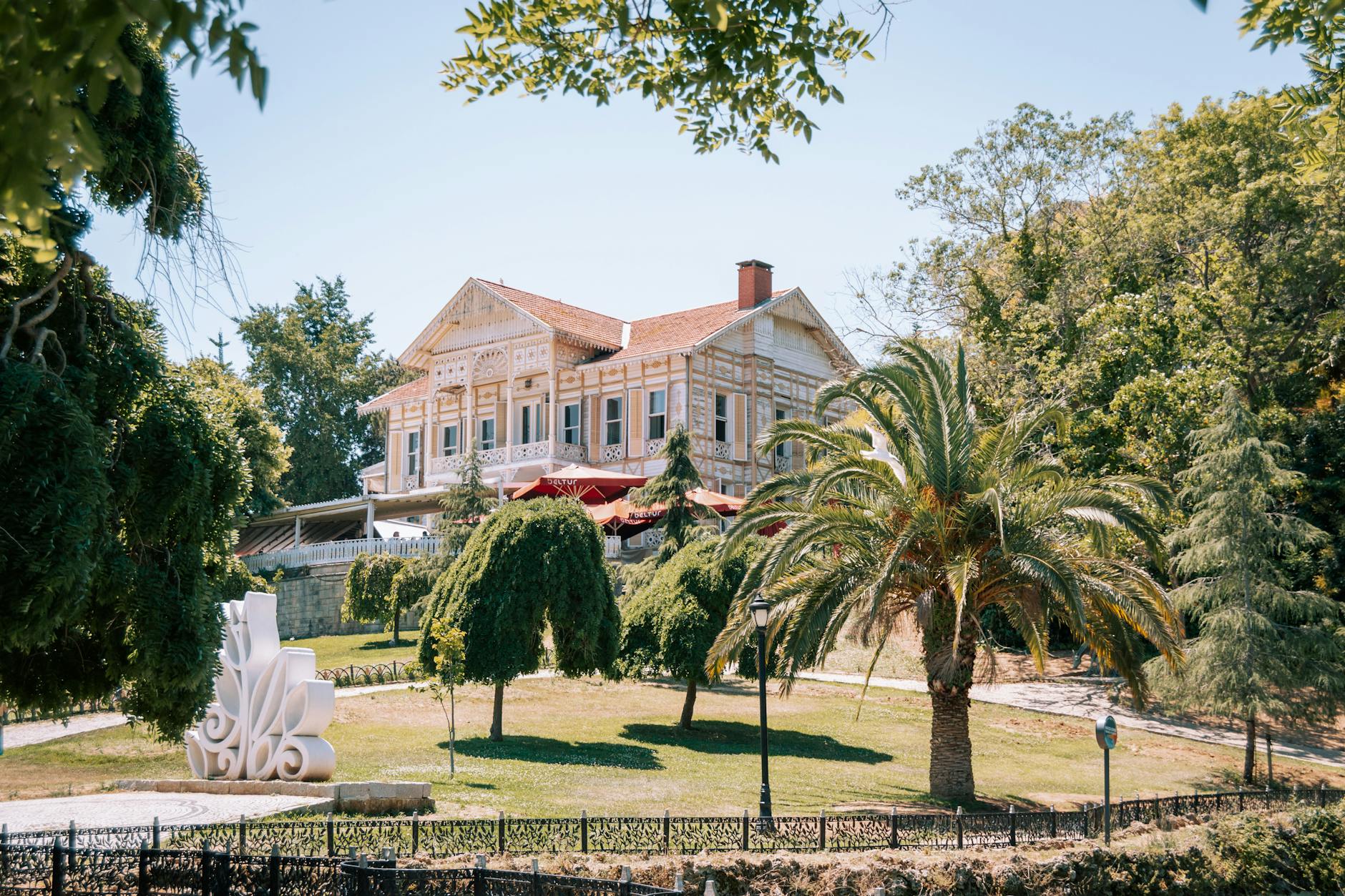 El Pabellón de Malta situado entre los frondosos jardines imperiales del Parque Yıldız.