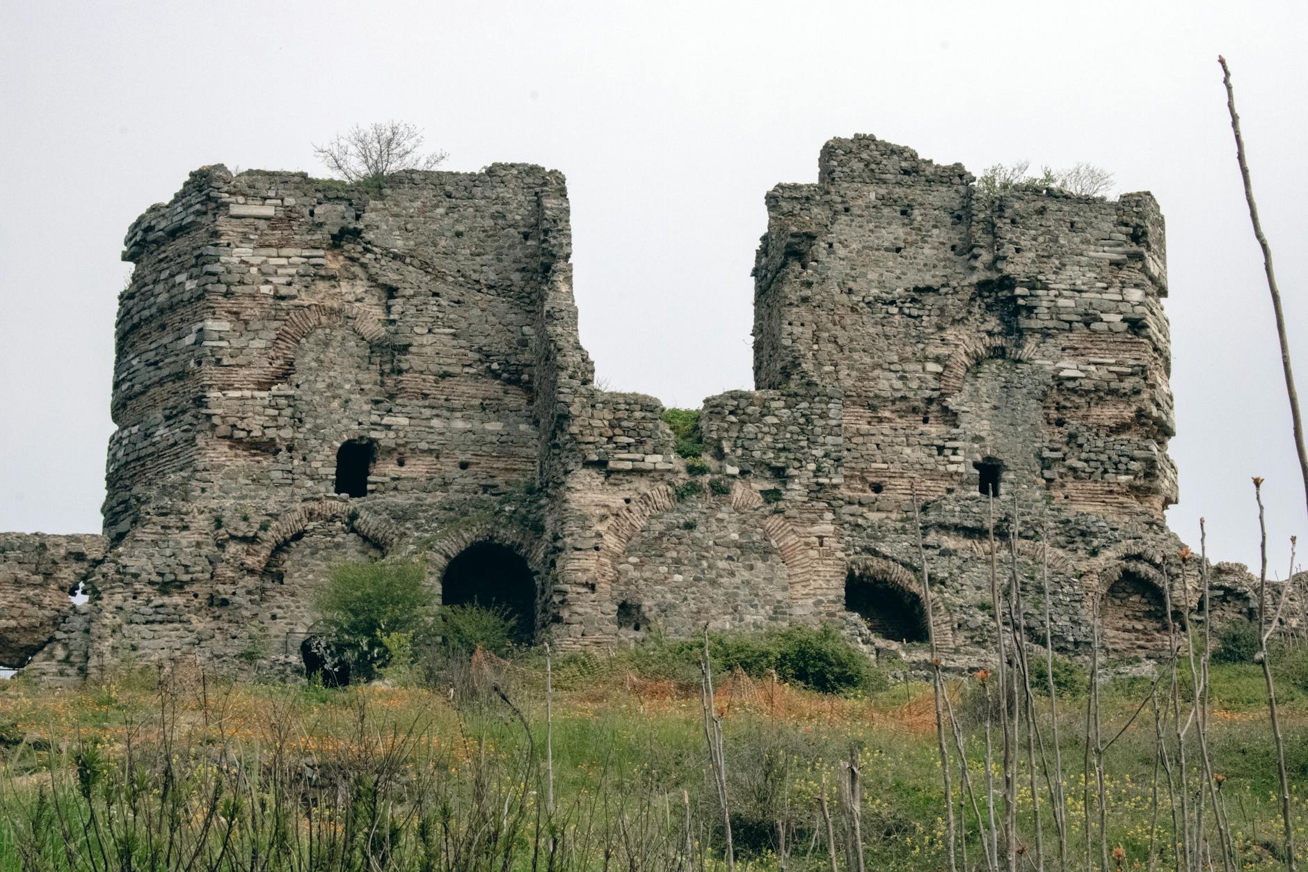 Antiguas ruinas de piedra del Castillo de Yoros en la cima de Anadolu Kavağı